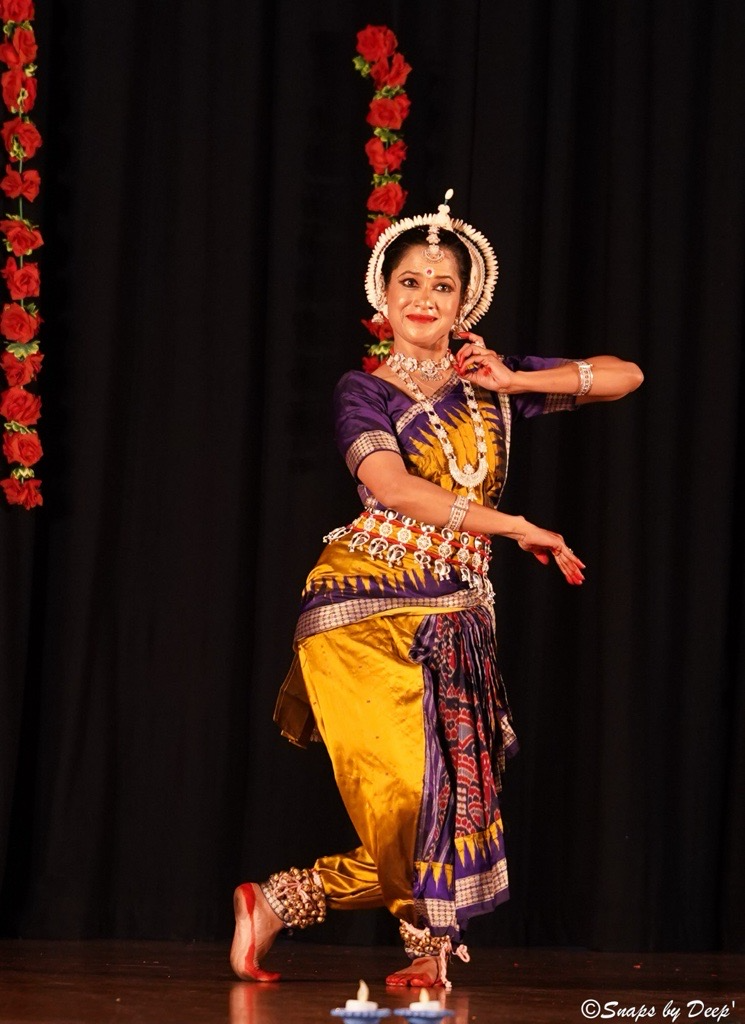 Odissi classical dancer in traditional costume representing IOSA dance classes